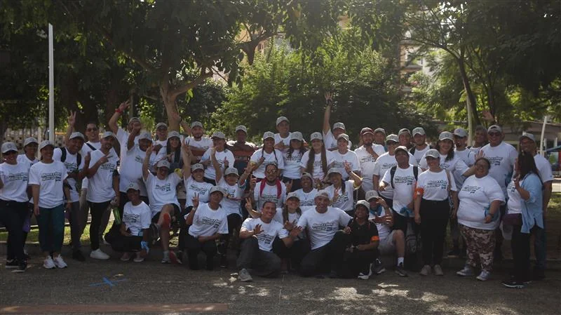 Colaboración del equipo uniendo manos