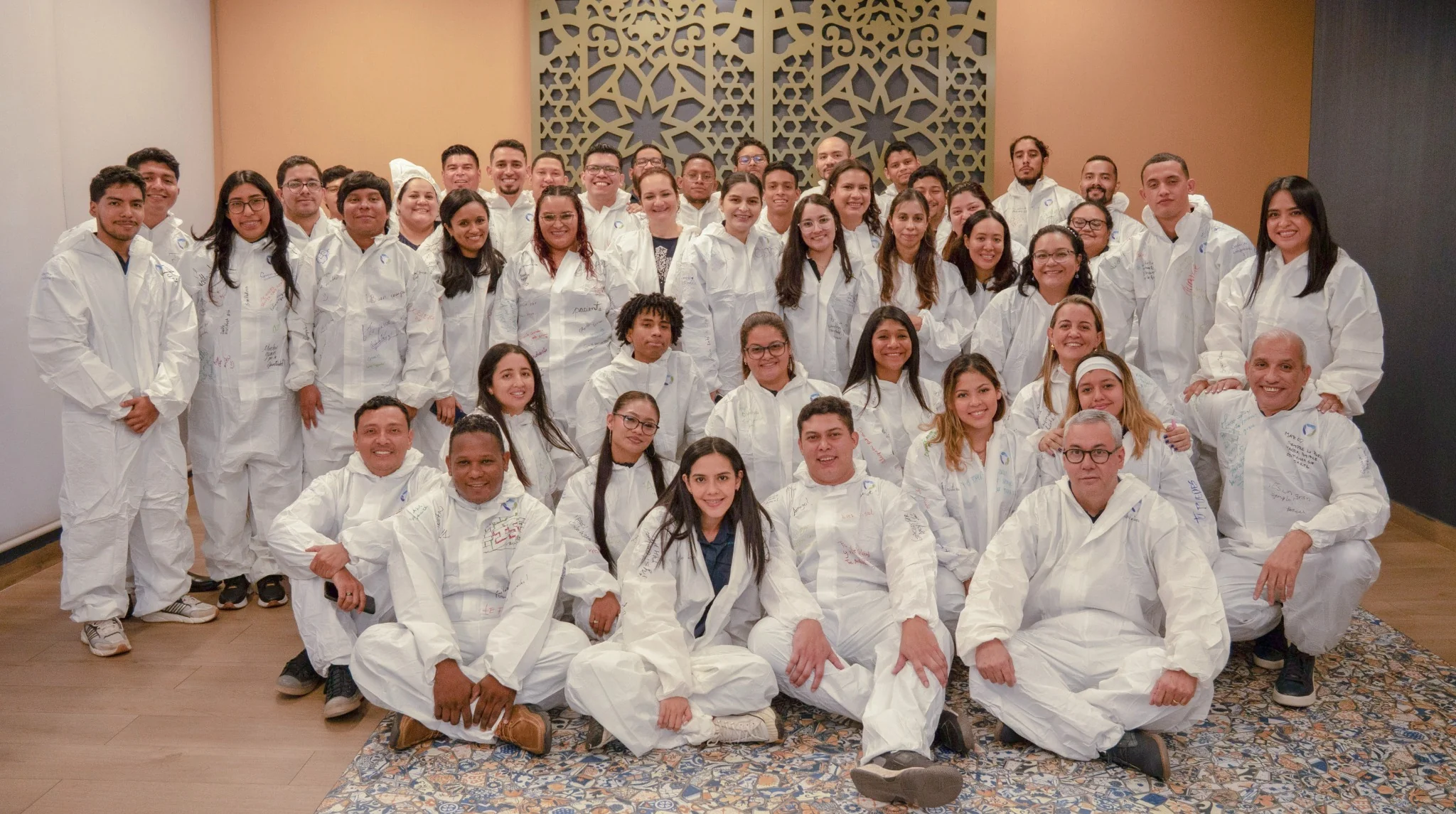 Equipo mostrando pulgares arriba en sala de reuniones